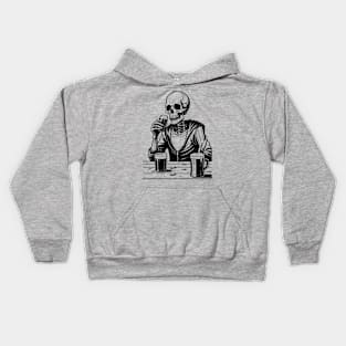 SKELETON DRINKING BEER Kids Hoodie